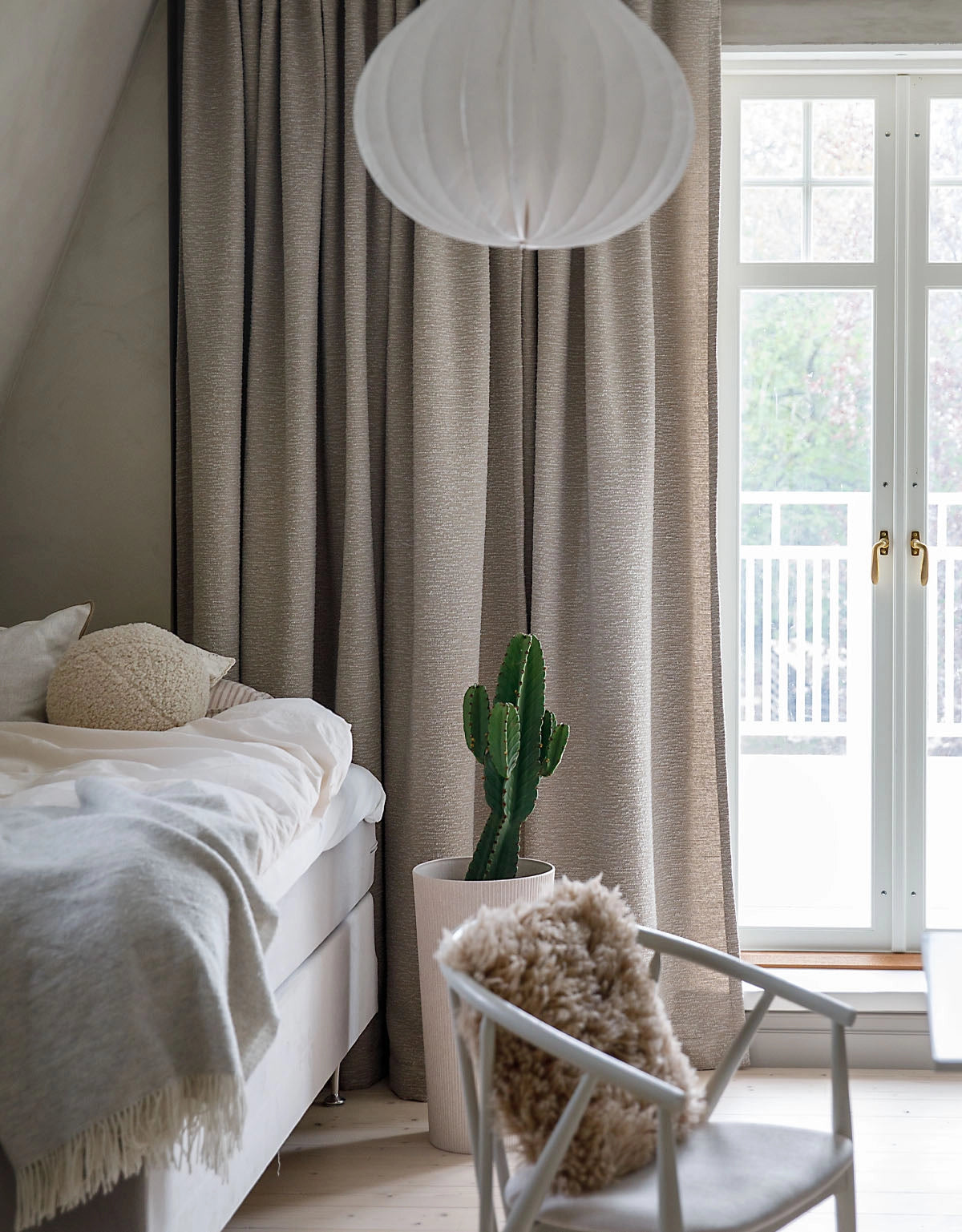 Mörkbeige gardin i bouclematerial