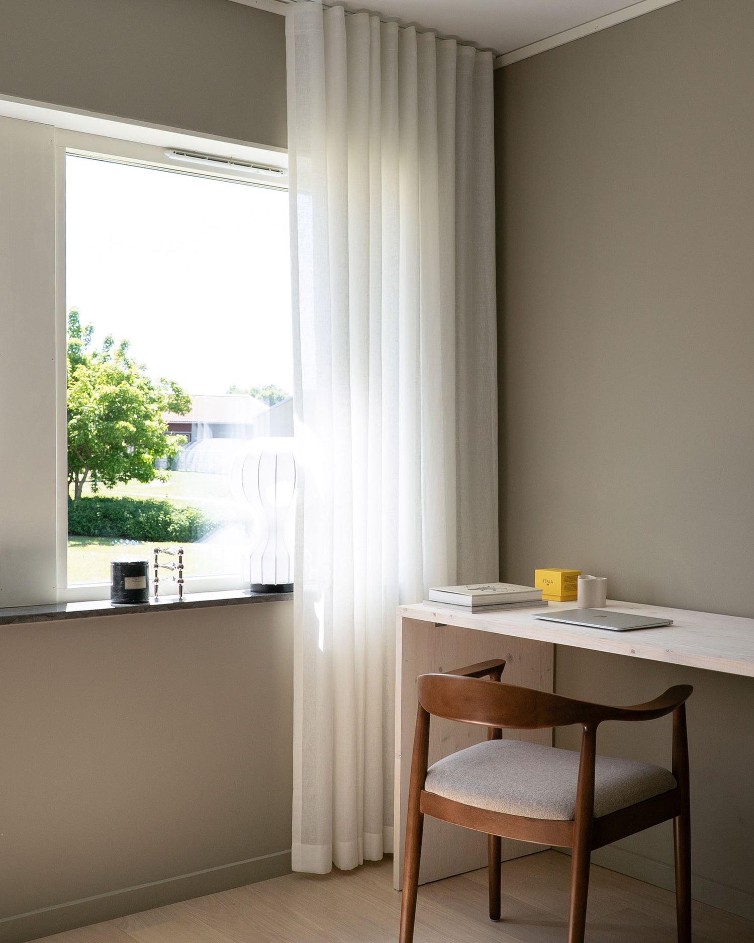 Vit skir gardin i linneblandning med hotellvågor upphängd på takskena i ett hemmakontor