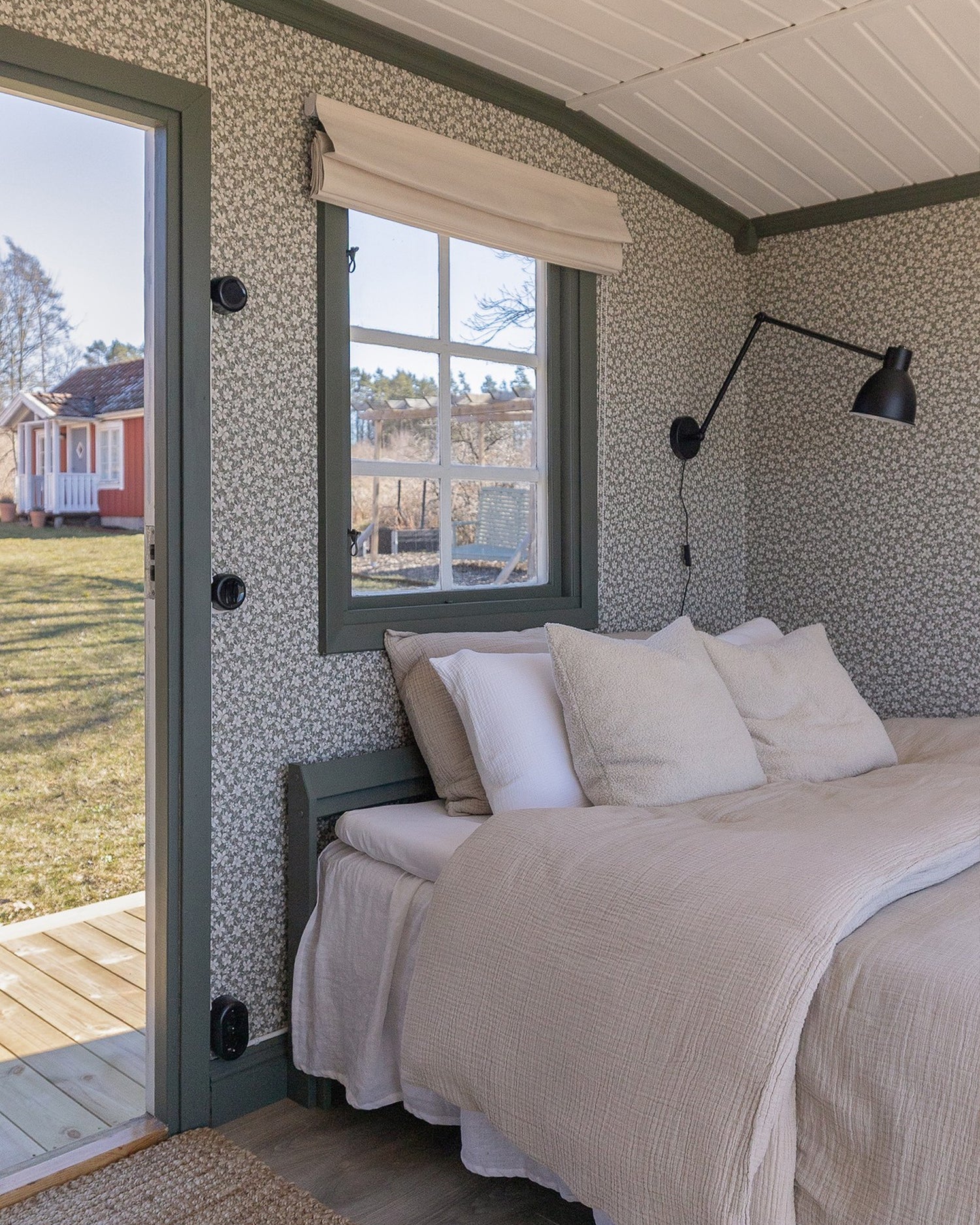 Mörkläggande beige hissgardin i sommarstuga