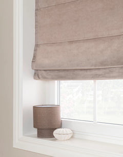 Beige hissgardin i sammet
